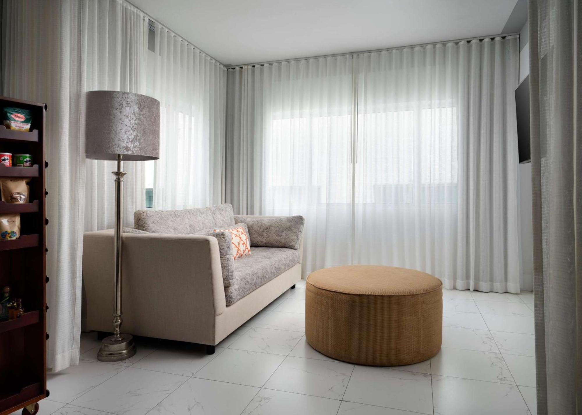 นอติลุส บาย อาร์โล Hotel ไมอามีบีช ภายนอก รูปภาพ A living room with curtains