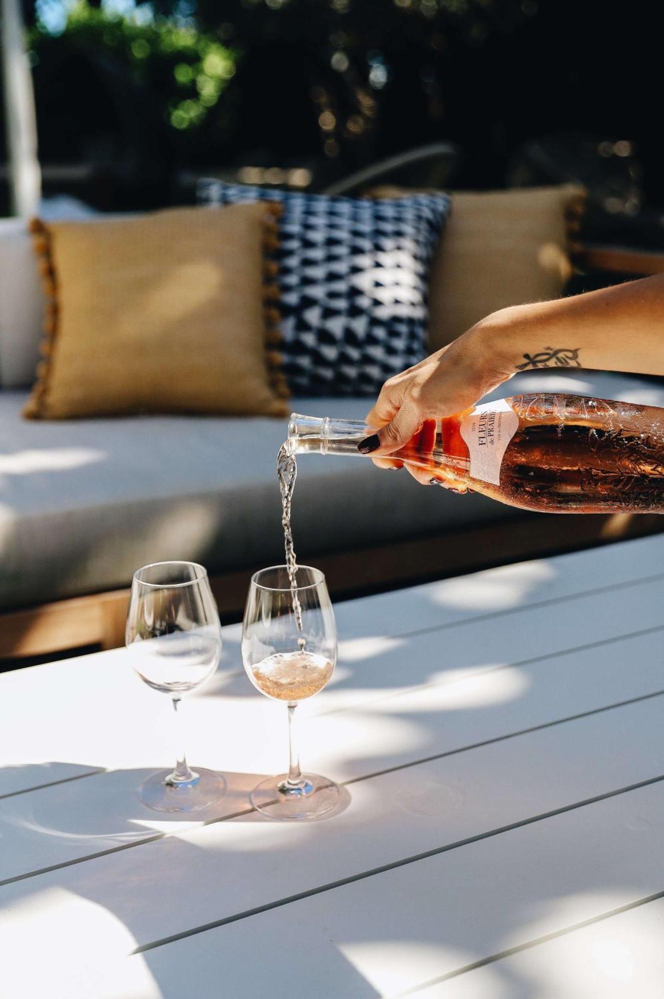 นอติลุส บาย อาร์โล Hotel ไมอามีบีช ภายนอก รูปภาพ Wine being poured