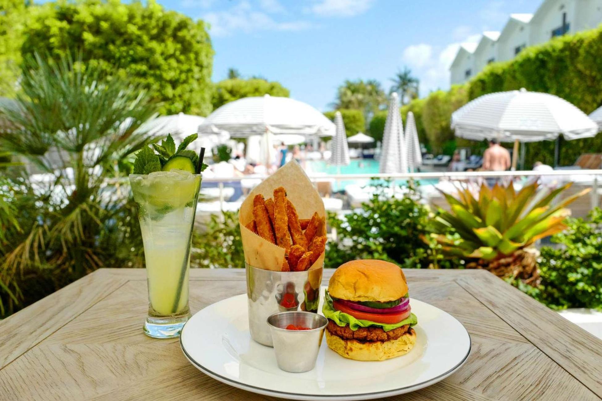 นอติลุส บาย อาร์โล Hotel ไมอามีบีช ภายนอก รูปภาพ A vegan burger at the Fontainebleau Hotel in Miami Beach, Florida